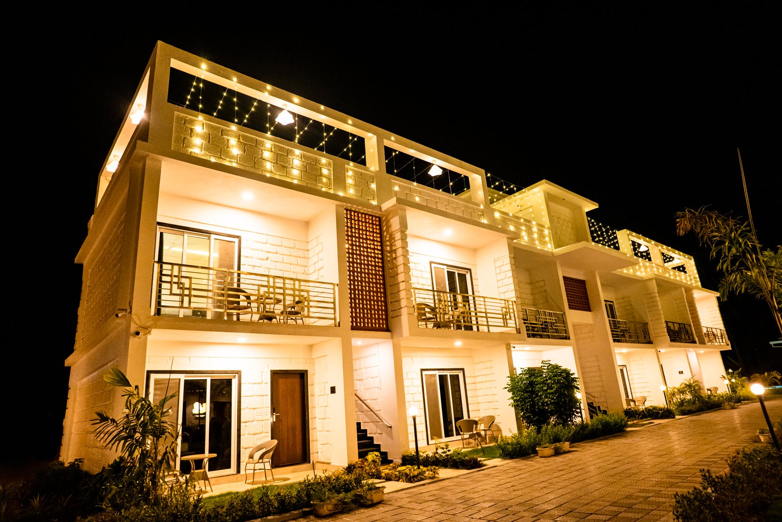 Breeze-Inn Beach Resort — Resort Exterior